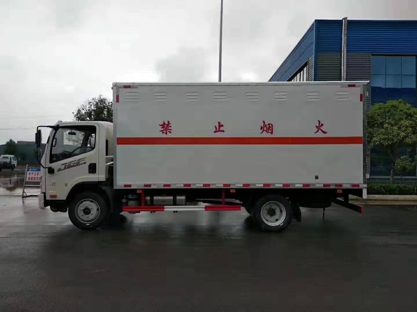 解放5.1米(額載7噸)氣瓶廂式運(yùn)輸車(chē)