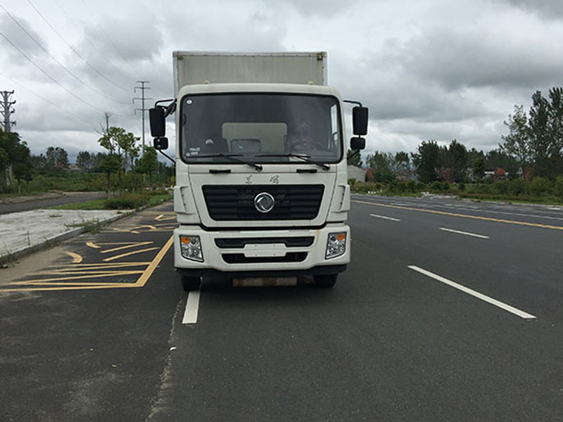 東風(fēng)9.3米(13.9噸)氣體廂式車(chē)