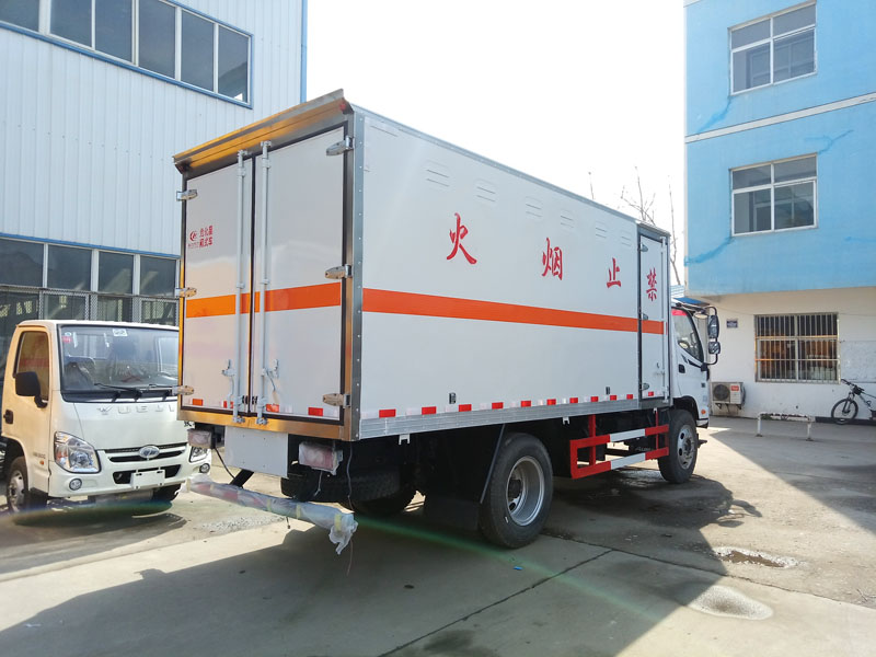 福田5.1米(6.9噸)腐蝕品廂式車