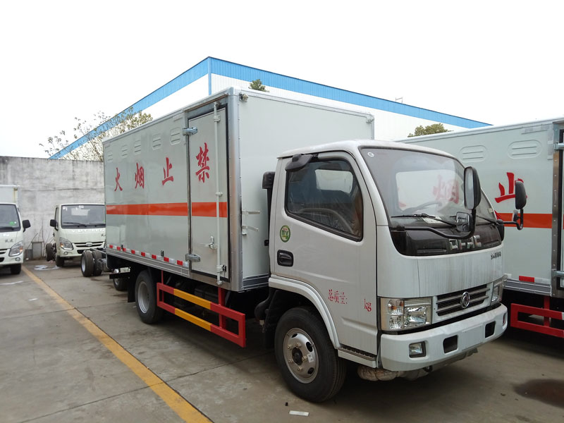 多利卡4.1米(藍(lán)牌)腐蝕品廂式車