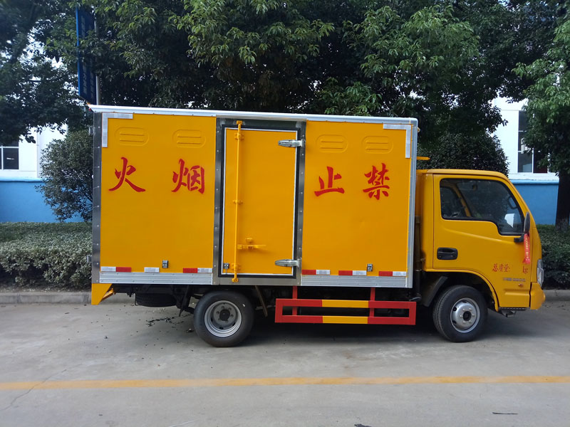 躍進(jìn)3.3米柴油(藍(lán)牌)腐蝕品廂式車