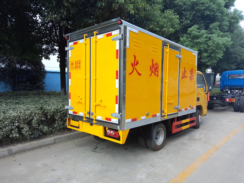 躍進(jìn)3.3米柴油(藍(lán)牌)腐蝕品廂式車