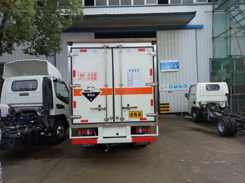 江鈴4.2米(2.6噸)腐蝕品廂式車