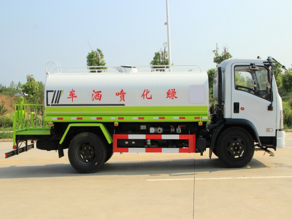 國六東風(fēng)大福瑞卡9.2噸灑水車 聯(lián)系人: 陳華慶