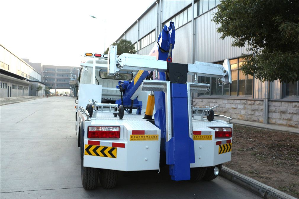 東風(fēng)大多利卡D7一拖一清障車(chē)